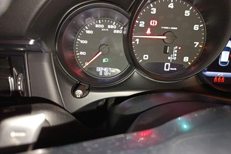 Used Porsche Macan 2020 Macan 2.0T Odometer Close Up