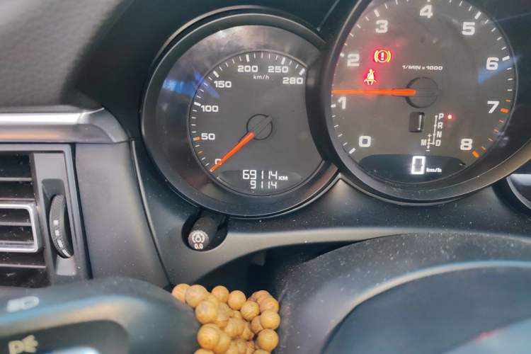 Used Porsche Macan 2020 Macan 2.0T Odometer Close Up