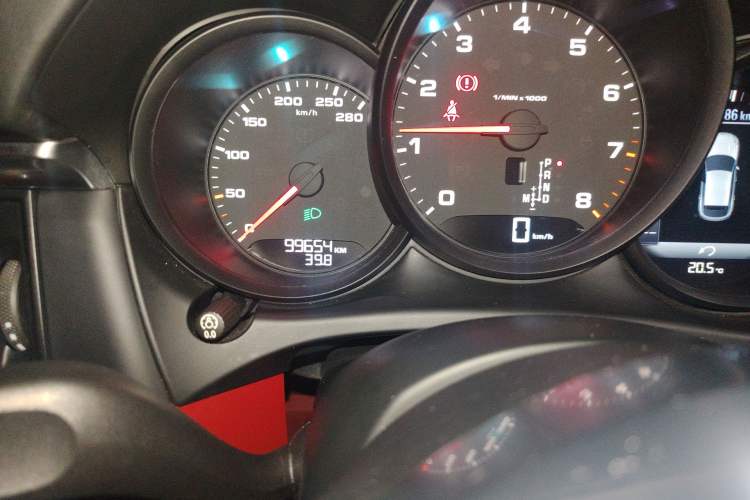 Used Porsche Macan 2020 Macan 2.0T Odometer Close Up
