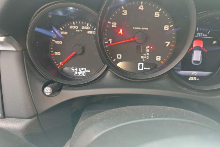 Used Porsche Macan 2020 Macan 2.0T Odometer Close Up