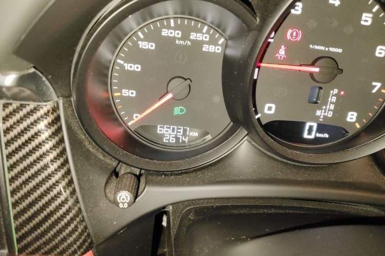 Used Porsche Macan 2020 Macan 2.0T Odometer Close Up