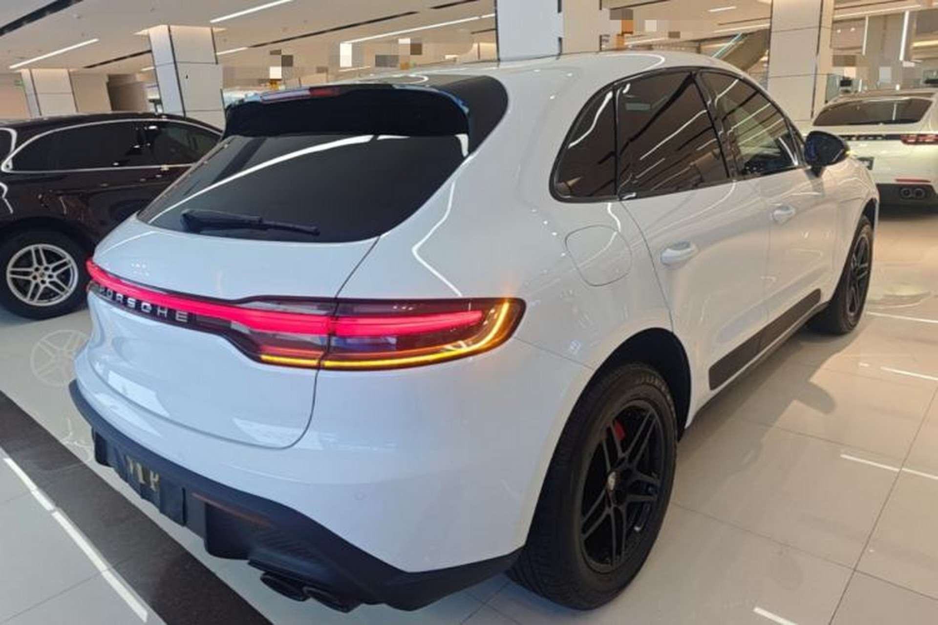 Used Porsche Macan 2020 Macan 2.0T Rear Right 45 Deg
