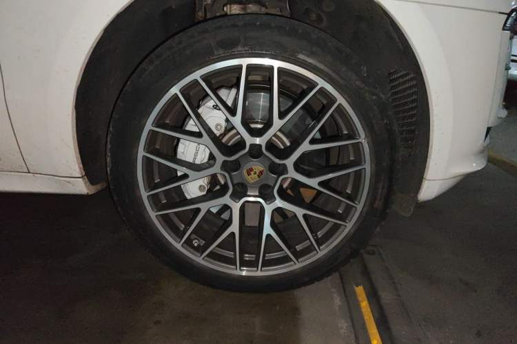 Used Porsche Macan 2020 Macan Turbo 2.9T Right Front Wheel Hub