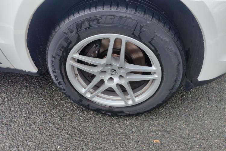 Used Porsche Macan 2020 Macan 2.0T Right Front Wheel Hub