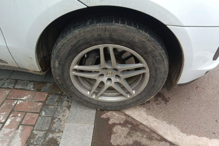 Used Porsche Macan 2020 Macan 2.0T Right Front Wheel Hub