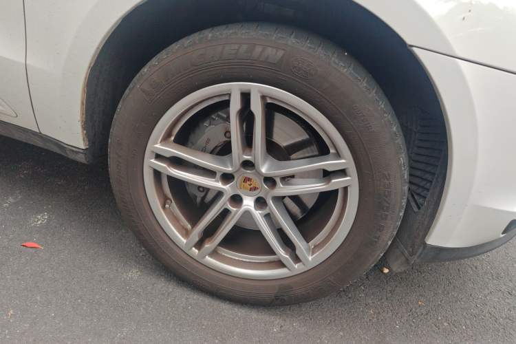 Used Porsche Macan 2020 Macan S 3.0T Right Front Wheel Hub
