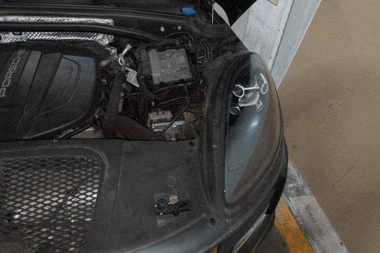 Used Porsche Macan 2021 Macan 2.0T Engine Bay Left