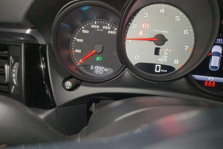 Used Porsche Macan 2021 Macan S 3.0T Odometer Close Up
