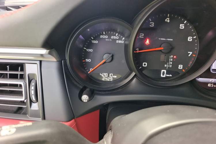 Used Porsche Macan 2021 Macan 2.0T Odometer Close Up