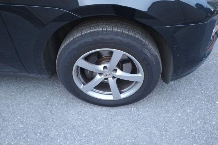 Used Porsche Macan 2021 Macan 2.0T Right Front Wheel Hub
