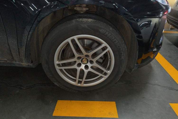 Used Porsche Macan 2021 Macan 2.0T Right Front Wheel Hub