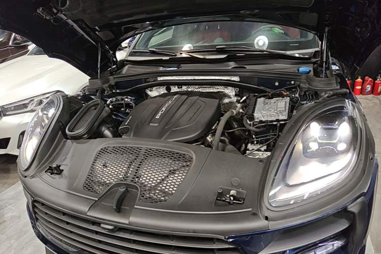 Used Porsche Macan 2021 Macan 2.0T Engine Bay