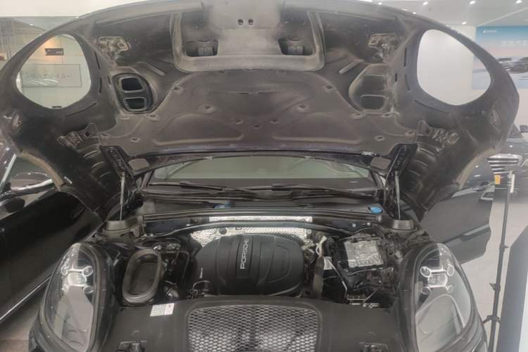 Used Porsche Macan 2021 Macan 2.0T Engine Bay