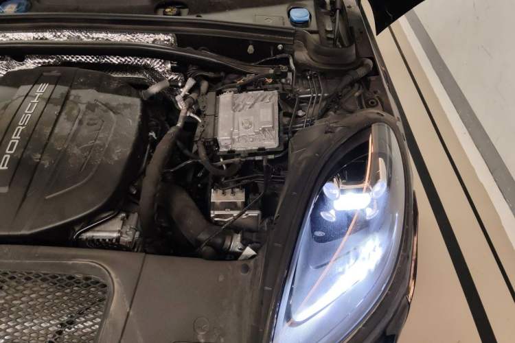 Used Porsche Macan 2021 Macan 2.0T Engine Bay Left