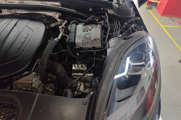 Used Porsche Macan 2021 Macan 2.0T Engine Bay Left