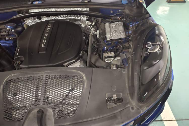 Used Porsche Macan 2021 Macan 2.0T Engine Bay Left