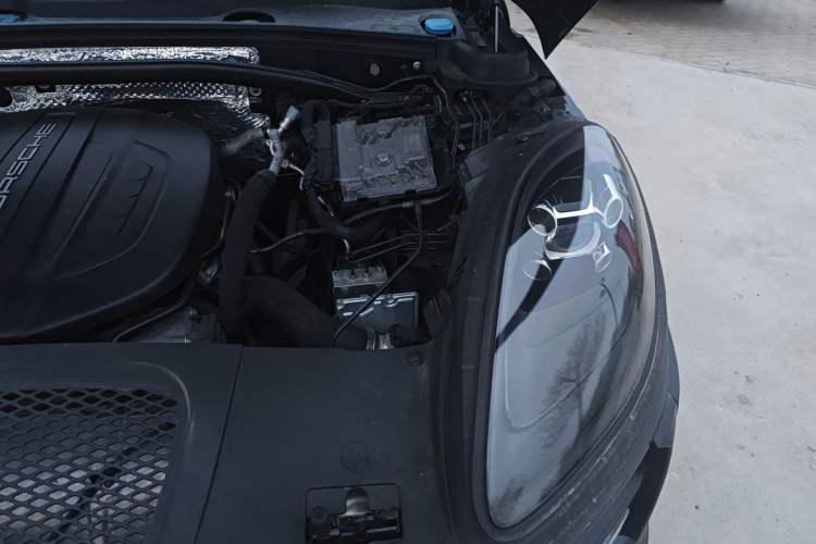Used Porsche Macan 2021 Macan 2.0T Engine Bay Left