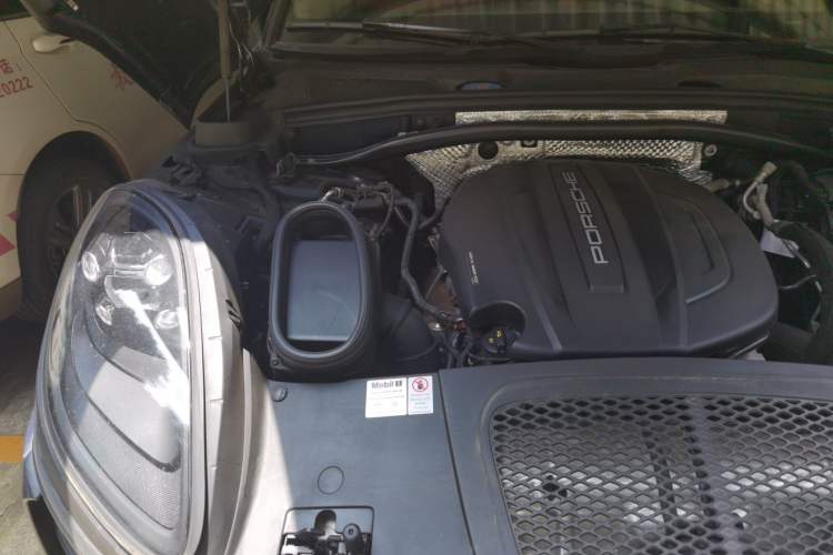 Used Porsche Macan 2021 Macan 2.0T Engine Bay Right
