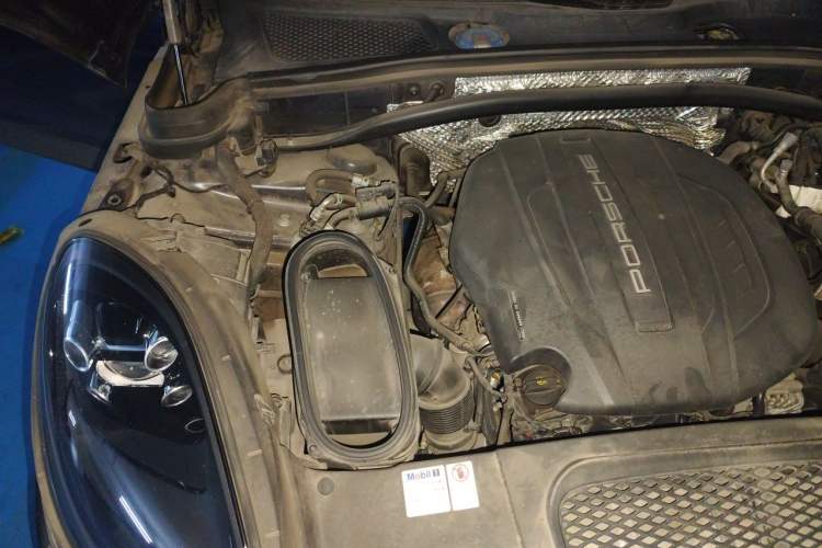 Used Porsche Macan 2021 Macan 2.0T Engine Bay Right
