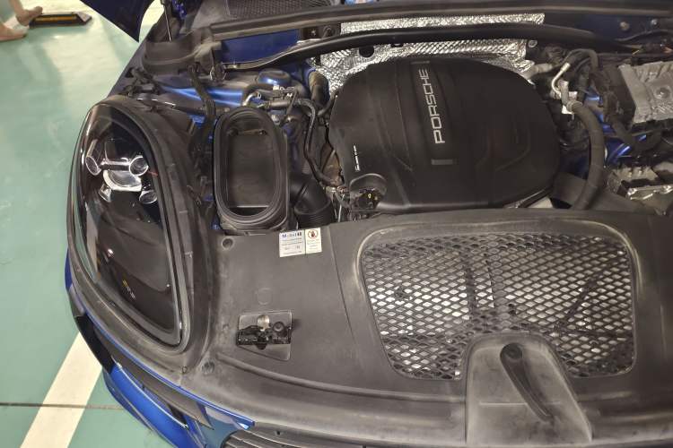Used Porsche Macan 2021 Macan 2.0T Engine Bay Right