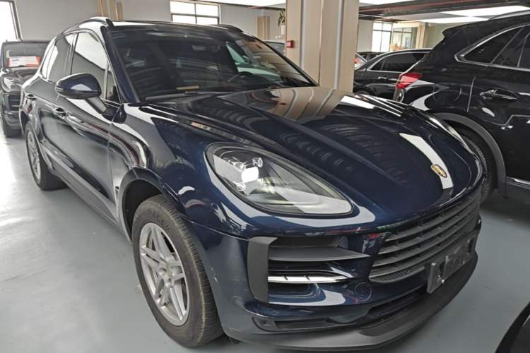 Used Porsche Macan 2021 Macan 2.0T Front Right 45 Deg