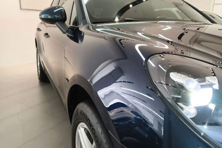 Used Porsche Macan 2021 Macan 2.0T Front Right 45 Deg