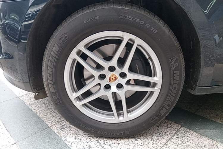 Used Porsche Macan 2021 Macan 2.0T Left Front Wheel Hub