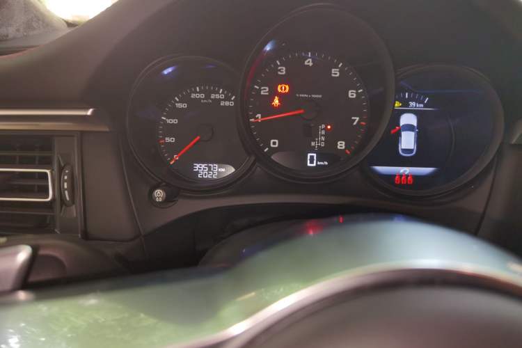 Used Porsche Macan 2021 Macan 2.0T Odometer Close Up