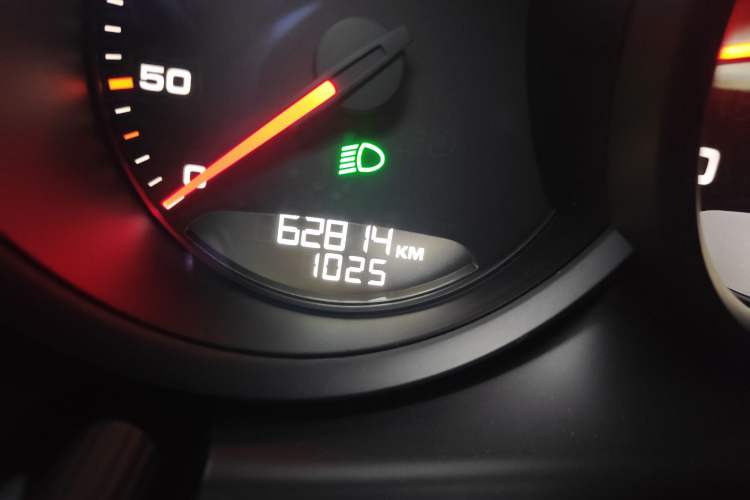 Used Porsche Macan 2021 Macan 2.0T Odometer Close Up