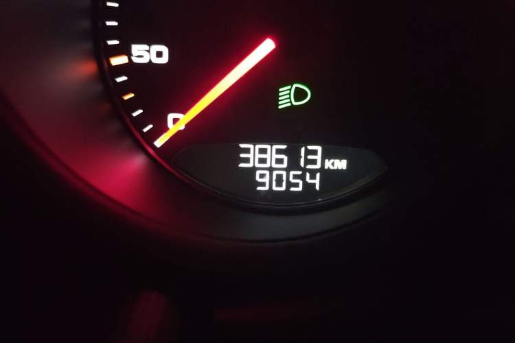 Used Porsche Macan 2021 Macan 2.0T Odometer Close Up