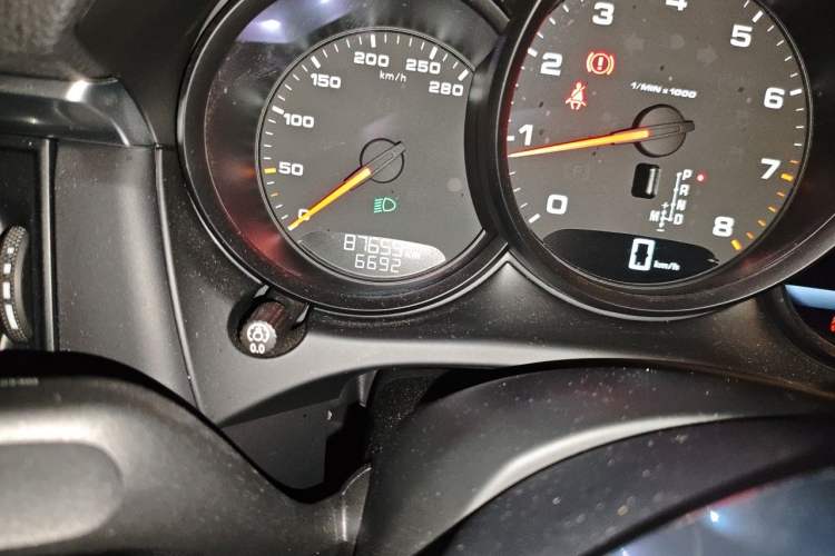 Used Porsche Macan 2021 Macan 2.0T Odometer Close Up