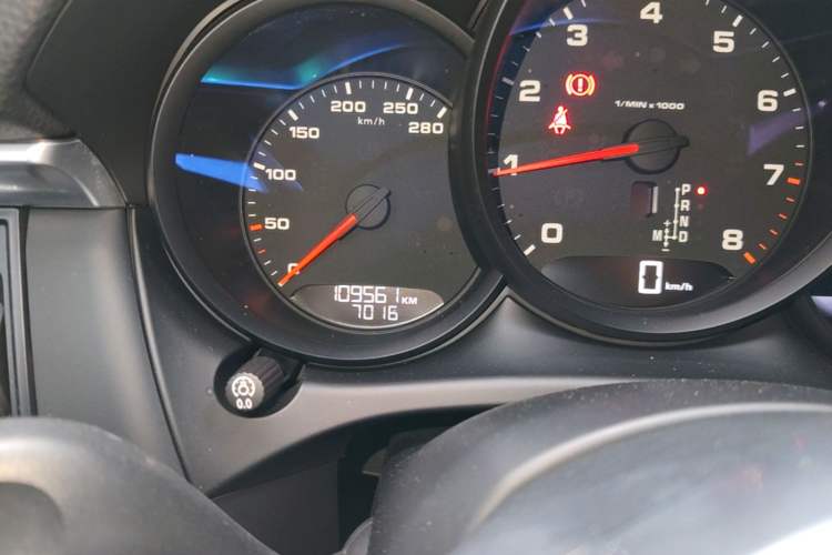 Used Porsche Macan 2021 Macan 2.0T Odometer Close Up