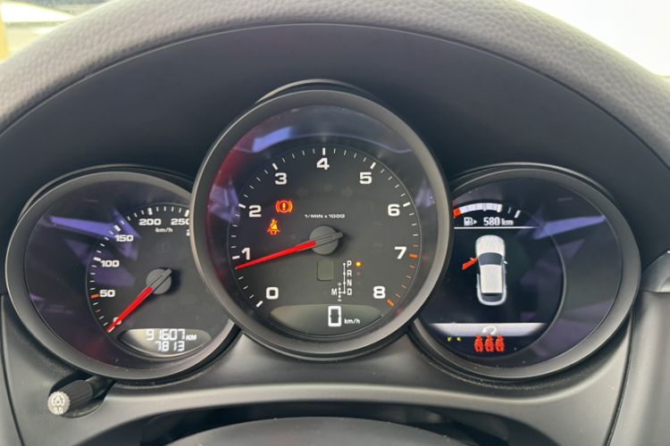 Used Porsche Macan 2021 Macan 2.0T Odometer Close Up