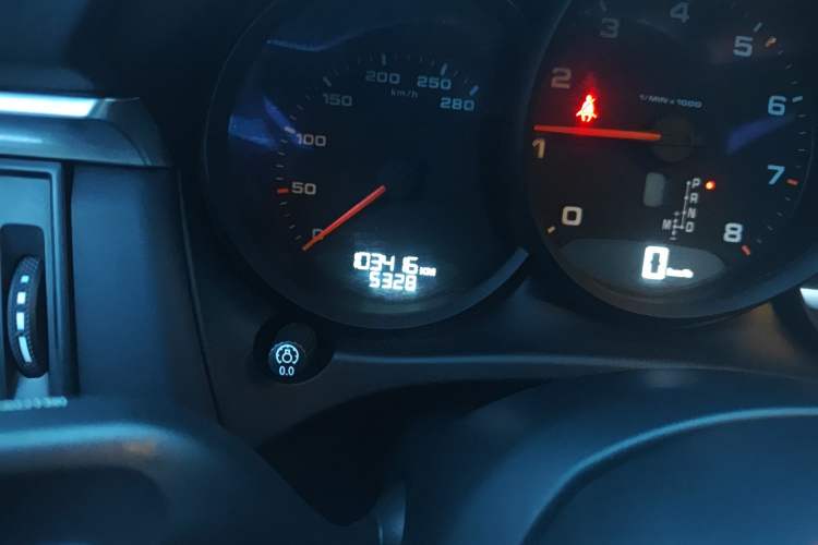 Used Porsche Macan 2021 Macan 2.0T Odometer Close Up