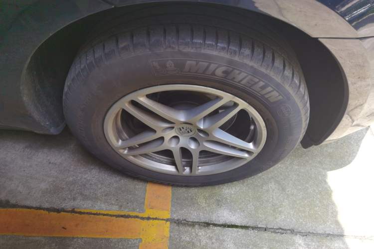 Used Porsche Macan 2021 Macan 2.0T Right Front Wheel Hub