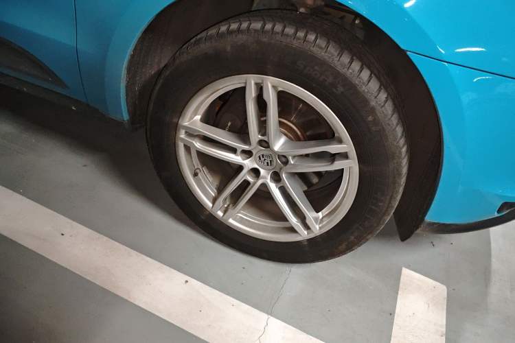 Used Porsche Macan 2021 Macan 2.0T Right Front Wheel Hub