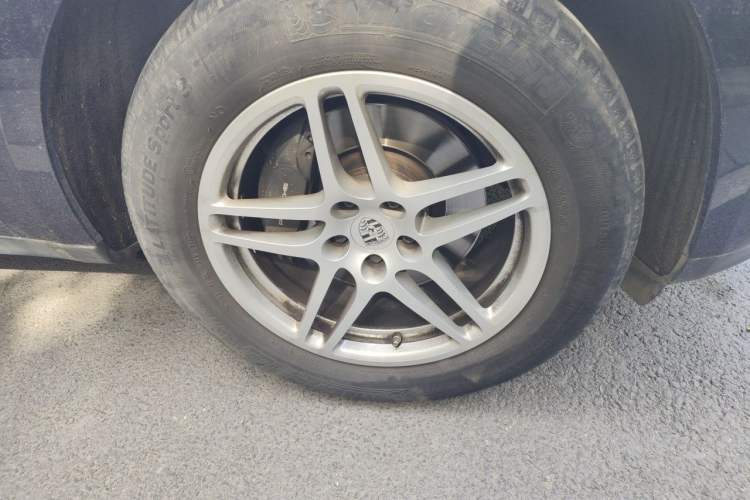 Used Porsche Macan 2021 Macan 2.0T Right Front Wheel Hub