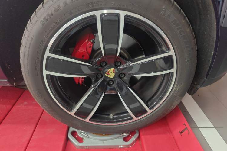 Used Porsche Macan 2021 Macan 2.0T Right Front Wheel Hub