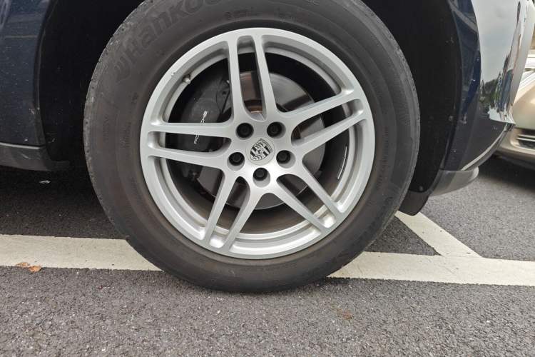 Used Porsche Macan 2021 Macan 2.0T Right Front Wheel Hub