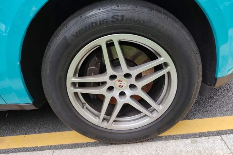 Used Porsche Macan 2021 Macan 2.0T Right Front Wheel Hub