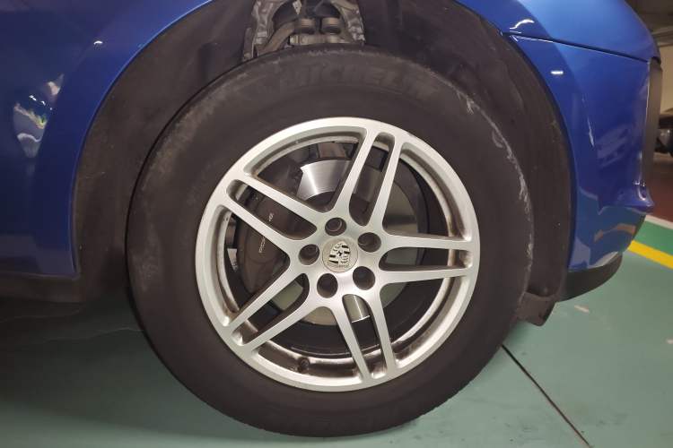 Used Porsche Macan 2021 Macan 2.0T Right Front Wheel Hub