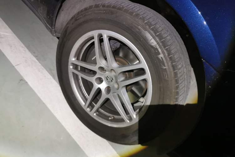 Used Porsche Macan 2021 Macan 2.0T Right Front Wheel Hub