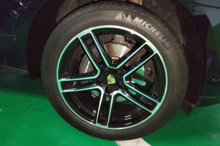 Used Porsche Macan 2021 Macan 2.0T Right Front Wheel Hub