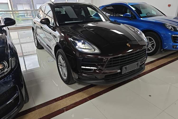Used Porsche Macan 2021 Macan 2.0T Front Right 45 Deg