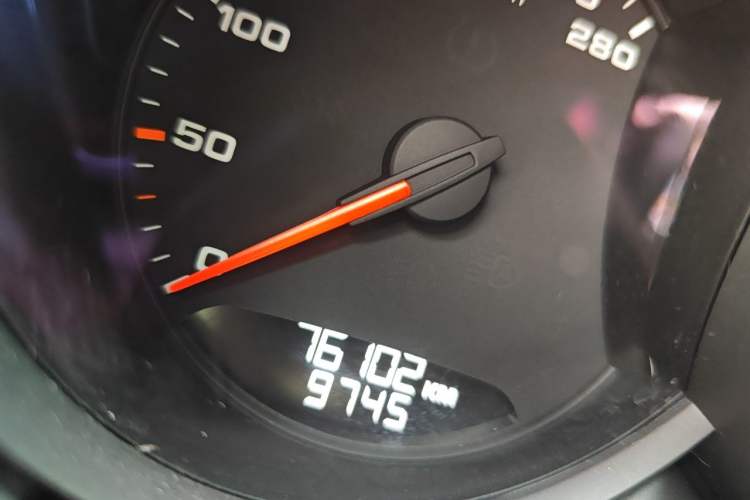 Used Porsche Macan 2021 Macan 2.0T Odometer Close Up