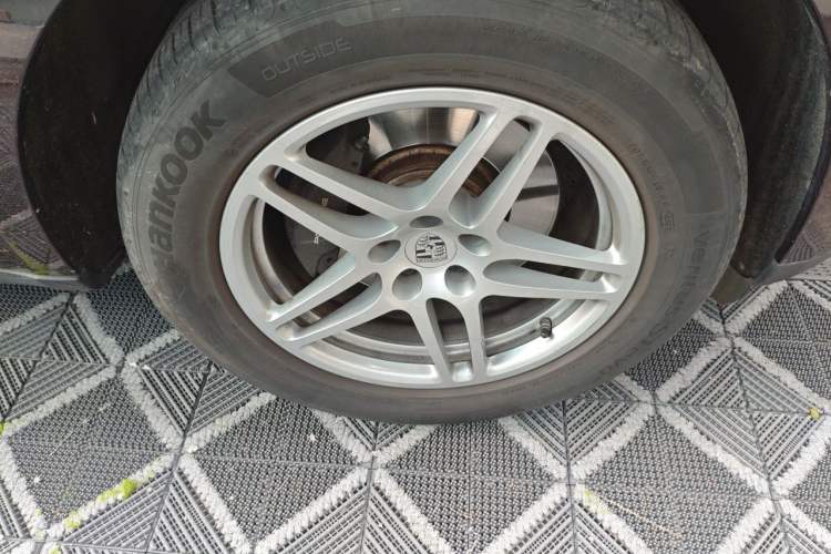 Used Porsche Macan 2021 Macan 2.0T Right Front Wheel Hub