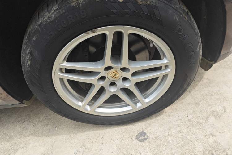 Used Porsche Macan 2021 Macan 2.0T Right Front Wheel Hub