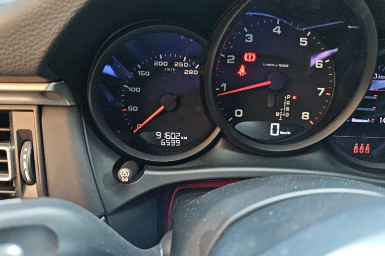 Used Porsche Macan 2021 Macan 2.0T Odometer Close Up