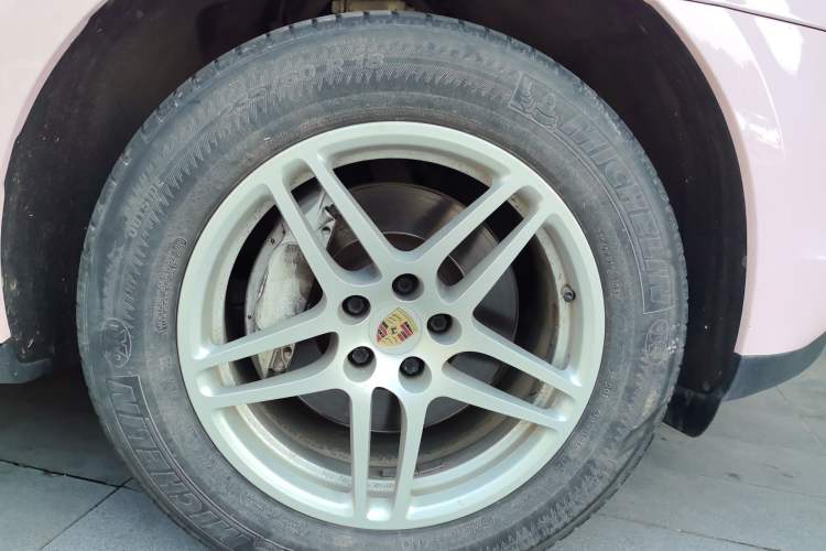 Used Porsche Macan 2021 Macan 2.0T Right Front Wheel Hub