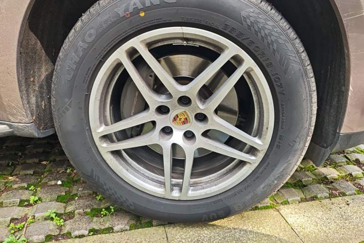 Used Porsche Macan 2021 Macan 2.0T Right Front Wheel Hub